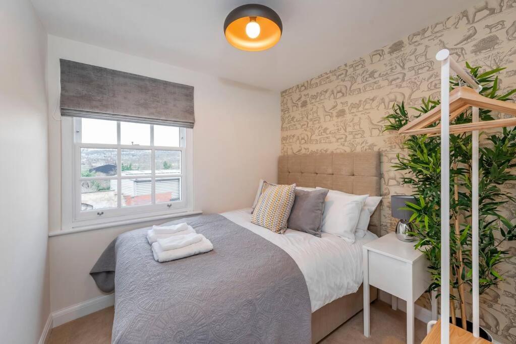 Fantastic 3-Bed House With Parking Villa Бат Екстериор снимка
