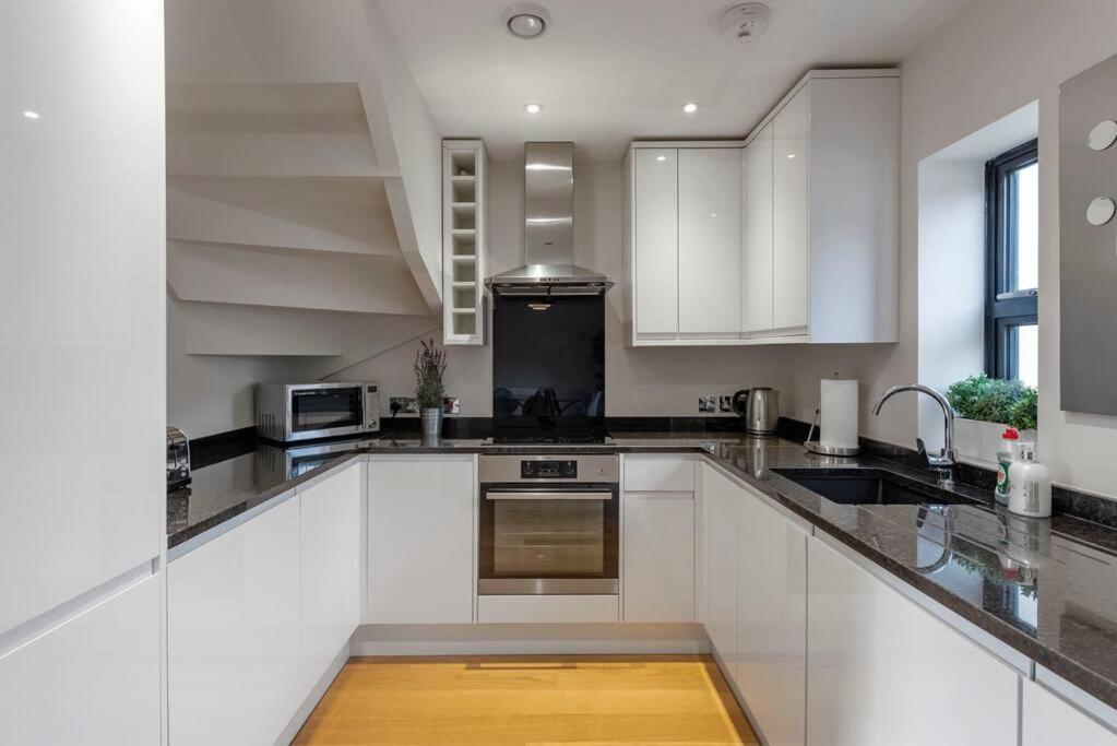 Fantastic 3-Bed House With Parking Villa Бат Екстериор снимка