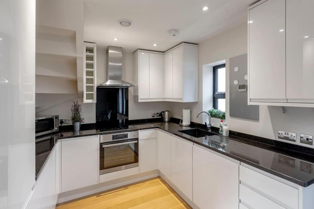 Fantastic 3-Bed House With Parking Villa Бат Екстериор снимка